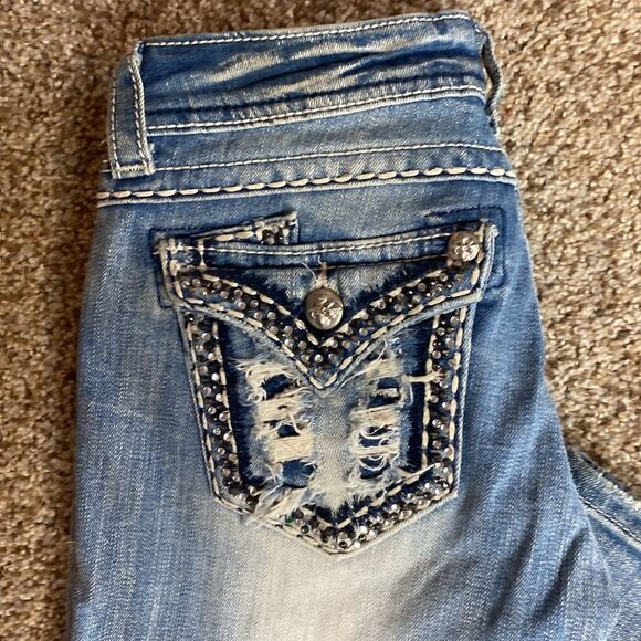 Miss Me Cuffed Capri Low Rise Jeans Distressed Jewled Pockets Size 26 - Picture 3 of 13